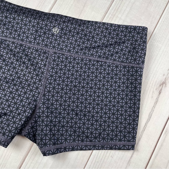 Lululemon Boogie Micro Shorts Women’s 10 Diamond Geometric Print Baddie Low Rise - Picture 6 of 12